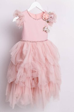 Bir kız için giyinmek - askıda şenlik kıyafeti, çocuklar için balo elbisesi. Yüksek kalite fotoğraf