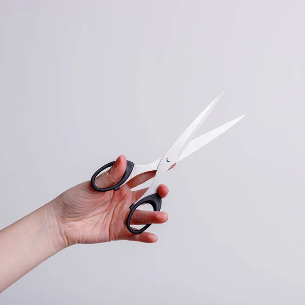 Канцелярские Ножницы Руке Девушки Белом Фоне Высокое Качество Фото — стоковое фото