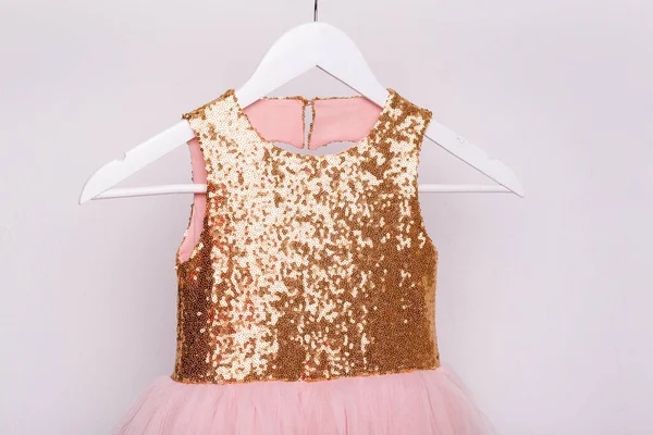 Bir kız için giyinmek - askıda şenlik kıyafeti, çocuklar için balo elbisesi. Yüksek kalite fotoğraf