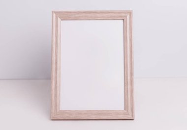Bej renkli fotoğraf çerçevesi beyaz bir arkaplanda duruyor. Yüksek kalite fotoğraf