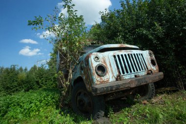 Köyde terk edilmiş eski paslı bir araba. Yüksek kalite fotoğraf