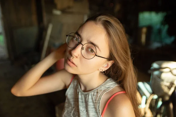 Красивая молодая девушка в круглых очках кладовая в стране — стоковое фото