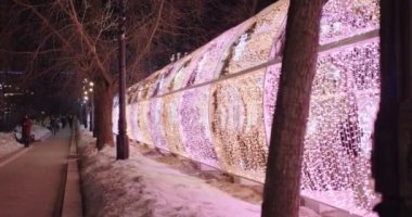 Moskova, Şubat 2022. Şehrin parkında parlayan Noel süsü. Yüksek kalite 4k görüntü