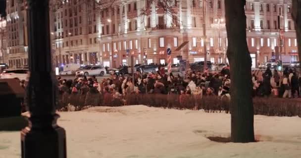 モスクワ 2月24日 ウクライナでの戦争に対する抗議の日 プーシキン広場 警察の車だ 高品質4K映像  — 無料ストック動画
