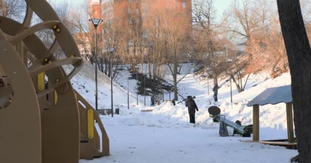 モスクワ 2022年2月 子供たちは冬に遊び場で遊ぶ 家の中庭で冬のゲーム 高品質4K映像 — ストック動画