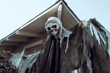 Ev köşesinde korkunç bir ölüm. Cadılar Bayramı manzarası. Bahçede Ekim dekorasyonu.