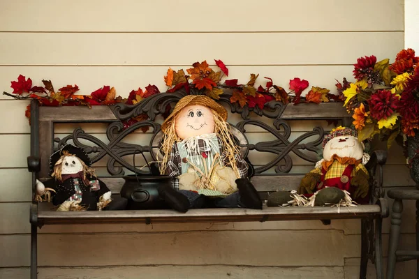 Φθινοπωρινή διακόσμηση σε ένα παγκάκι κοντά στο σπίτι. Άνετο ναυπηγείο και κίτρινα φύλλα Νοεμβρίου και Οκτωβρίου. Κούκλα κούκλα — Φωτογραφία Αρχείου