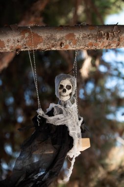 - Ölüm. Ağaçtaki korkunç iskelet. Ekim 'de Cadılar Bayramı için sahne. Bahçedeki dekorasyon..