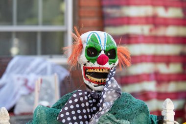 Korkunç palyaço iskeleti. Ekim 'de Cadılar Bayramı için sahne. Bahçedeki dekorasyon..