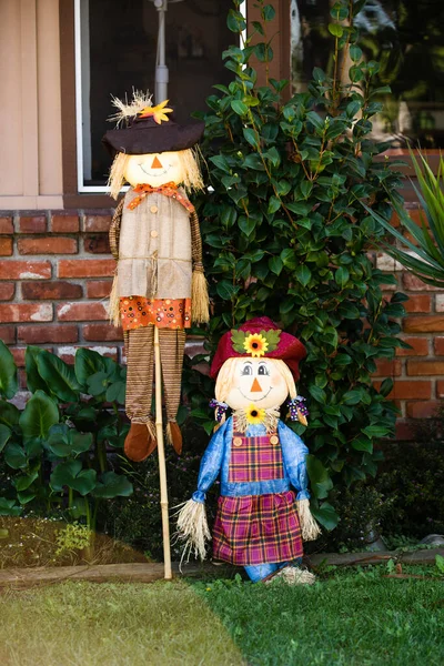 Пейзаж для Хэллоуина в октябре. Украшение во дворе. Кукла-кукла. — стоковое фото