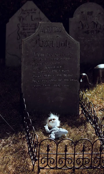 Korkunç bir bebeği olan bir mezar. Ekim ayında Cadılar Bayramı için evin bahçesindeki mezarlık süslemeleri.. — Stok fotoğraf