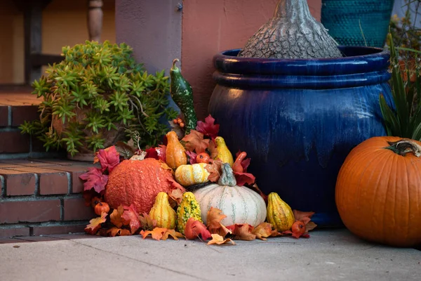 Automne. Citrouilles et feuilles dans les escaliers de la maison. Paysage pour Halloween en octobre. Décoration dans la cour. — Photo