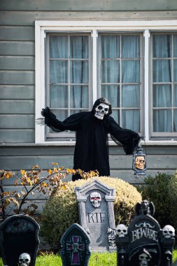 Ekim 'de Cadılar Bayramı için sahne. Bahçedeki dekorasyon..