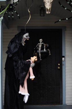 Canavar, çığlık, çocukları korkutmak. Ekim 'de Cadılar Bayramı için sahne. Bahçedeki dekorasyon..