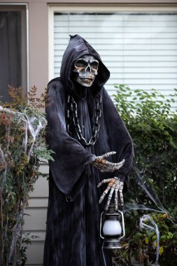 Gazyağı lambasıyla ölüm. Ekim 'de Cadılar Bayramı için sahne. Bahçedeki dekorasyon..