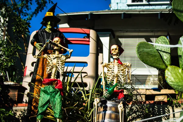 Skelette im Garten. Szenerie für Halloween im Oktober. Dekoration im Hof. — Stockfoto