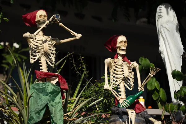 Esqueletos de piratas e ladrões. Cenário de Halloween em outubro. Decoração no pátio. — Fotografia de Stock