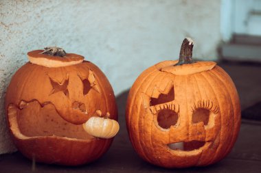 Balkabağı oymak. Ekim 'de Cadılar Bayramı için sahne. Bahçedeki dekorasyon..