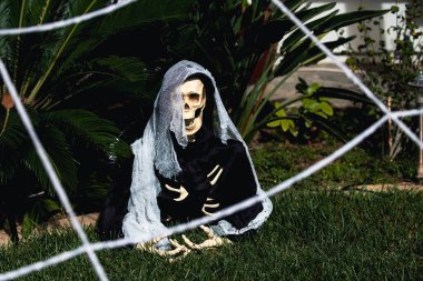 Ekim 'de Cadılar Bayramı için sahne. Bahçede dekorasyon. İskelet.