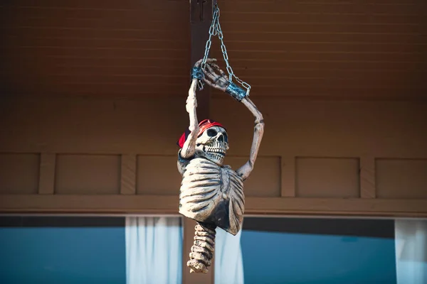 Piratenskelett in Handschellen. Szenerie für Halloween im Oktober. Dekoration im Hof. — Stockfoto