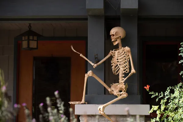 Pensador filósofo de esqueleto. Cenário de Halloween em outubro. Decoração no pátio. — Fotografia de Stock