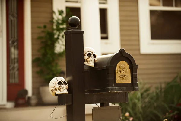 Koponyák a postaládán. Scenery Halloween októberben. Díszítés az udvaron. — Stock Fotó