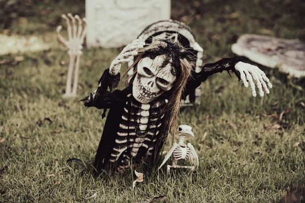 Sepultura de esqueleto. Cenário de Halloween em outubro. Decoração no pátio. — Fotografia de Stock