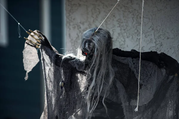 Ölüm Meleği. Ekim 'de Cadılar Bayramı için sahne. Bahçedeki dekorasyon..