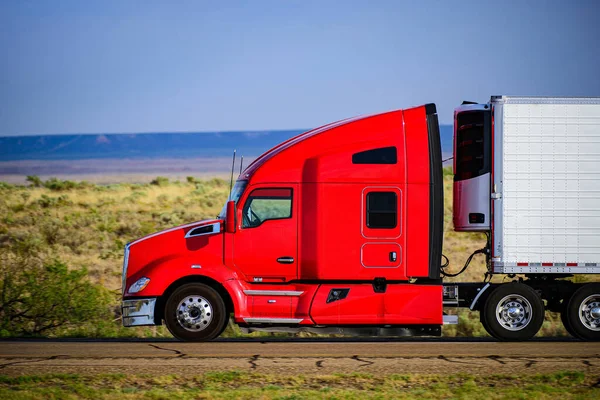 Аризона, США - 2020: Красный грузовик на шоссе, концепция грузовых перевозок. Большая дорога. Путь в пустыню. — стоковое фото