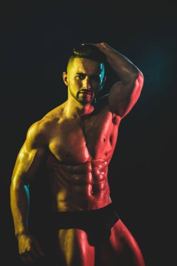 Mükemmel bir vücut koçu. Güzel erkek vücudu. Spor kasları. Seksi çocuk..