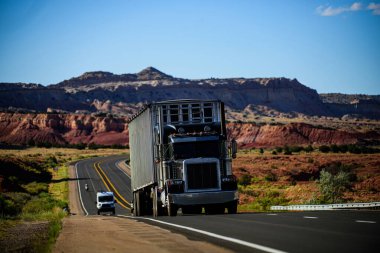 Arizona, ABD - Mayıs 2020: Dağlarda kamyonlar. Büyük taşımacılıkla Amerikan taşımacılığı.