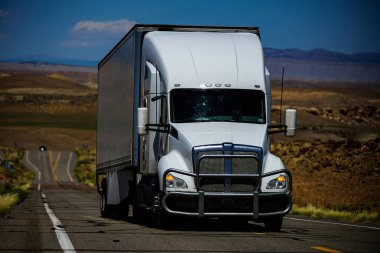 Arizona, ABD - Mayıs 2020: Dağlarda kamyonlar. Büyük taşımacılıkla Amerikan taşımacılığı.