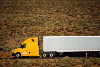 Arizona, ABD - Mayıs 2020: Trucker. Çöldeki Amerikan kamyonu. Ülkedeki süpermarketlere mal teslimatı.
