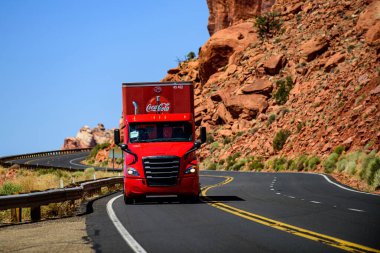 Arizona, ABD - Mayıs 2020: Trucker. Çöldeki Amerikan kamyonu. Ülkedeki süpermarketlere mal teslimatı. Coca Cola şirketi..