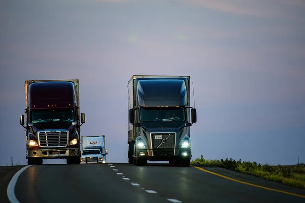 Αριζόνα, ΗΠΑ - Μάιος, 2020: Φορτηγά στην εθνική οδό, έννοια μεταφοράς φορτίου. — Φωτογραφία Αρχείου