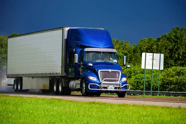 Arizona, Estados Unidos - May, 2020: American truck. Negocios en camiones. Camioneros estadounidenses. —  Fotos de Stock
