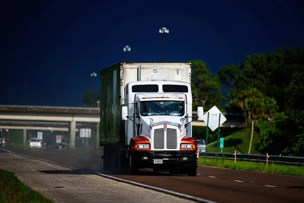 Αριζόνα, ΗΠΑ - Μάιος 2020: Αμερικάνικο φορτηγό. Δουλειά σε φορτηγά. Φορτηγατζήδες. — Φωτογραφία Αρχείου