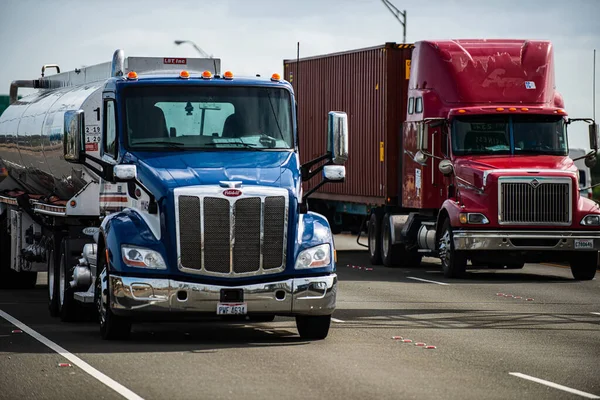 Arizona, USA - 2020: Amerykańskie ciężarówki. Drogi w Stanach Zjednoczonych, dostawa towaru. Działalność transportowa. — Zdjęcie stockowe