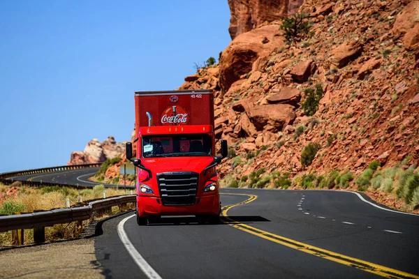 Αριζόνα, ΗΠΑ - Μάιος 2020: φορτηγατζής. Αμερικάνικο φορτηγό στην έρημο. Παράδοση αγαθών σε σούπερ μάρκετ της χώρας. Coca Cola. — Φωτογραφία Αρχείου