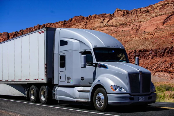 Arizona, Amerika Serikat - 2020: Truk Amerika Serikat di pegunungan. Jalan di Amerika Serikat, pengiriman barang. Transportasi bisnis. — Stok Foto