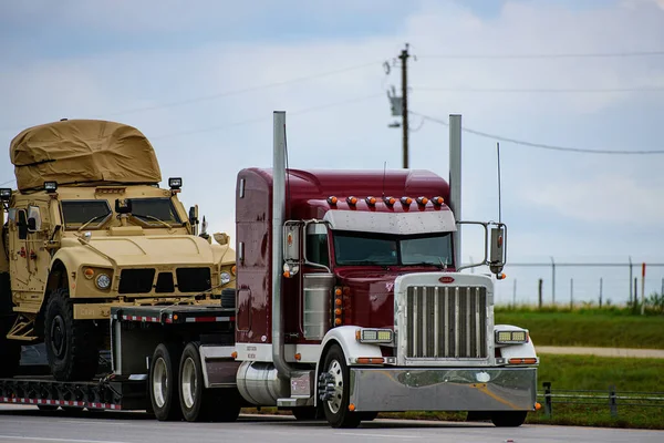 Arizona, EUA - 2020: caminhões americanos. Estradas nos Estados Unidos, Entrega de equipamentos militares. — Fotografia de Stock
