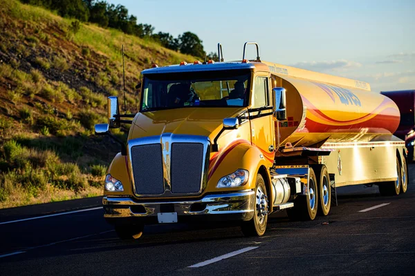 Αριζόνα, ΗΠΑ - 2020: Αμερικάνικα φορτηγά στα βουνά. Δρόμοι στις Ηνωμένες Πολιτείες, παράδοση αγαθών. Επιχειρήσεις μεταφορών. — Φωτογραφία Αρχείου