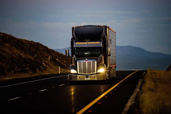 亚利桑那州,美国- 2020年:美国卡车.美国的公路，货物的交付。运输业务. — 图库照片