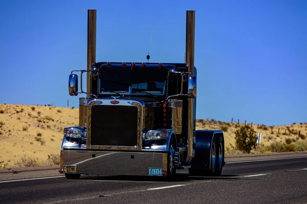 Arizona, EUA - 2020: caminhões americanos. Estradas nos Estados Unidos, entrega de mercadorias. Empresa de transporte. — Fotografia de Stock
