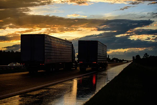 Στον αυτοκινητόδρομο το ηλιοβασίλεμα. Αμερικάνικο φορτηγό σε έναν όμορφο δρόμο. Όλη η ζωή είναι σαν δρόμος.. — Φωτογραφία Αρχείου