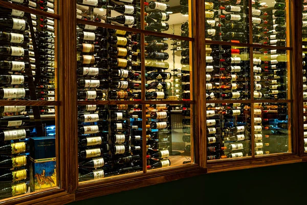 HOLLYWOOD, FL, USA - JUNE 18, 2020: Wine collection. Drink bottles of expensive wines in the showcase of the restaurant. — 图库照片