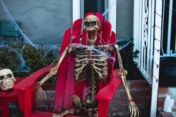 Cenário de Halloween em outubro. Decoração no pátio. — Fotografia de Stock