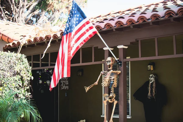 Skeletons and the flag of the United States. Patriotic scenery. — Fotografia de Stock