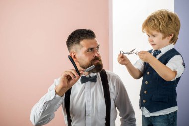Berber dükkanı konsepti reklamı. Berber berber dükkanında sakallı çekici bir adamın saçını kesiyor..