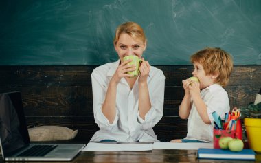 Okul tatilinde atıştırmalık. Öğretmen ve çocuk birlikte yemek yerler. - Öğle yemeği. Evde eğitim
